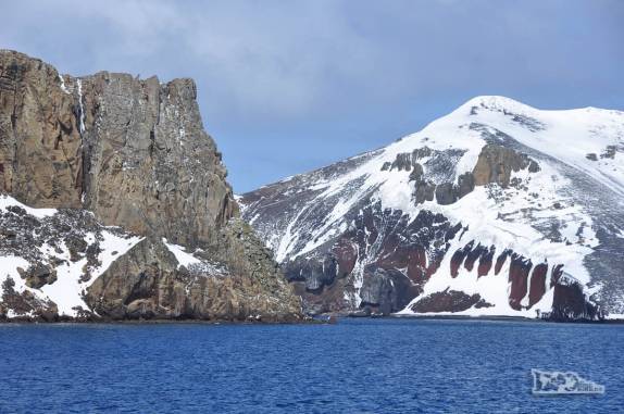 Navegando pela baía de Deception Island, na Antártida